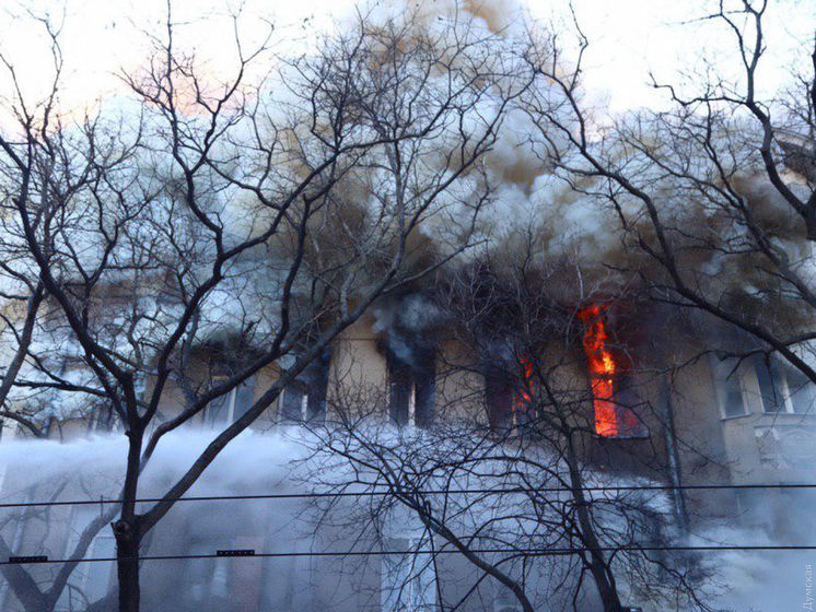 Названа вероятная причина пожара в центре Одессы 