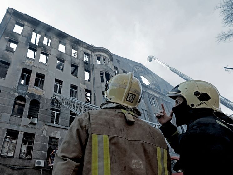 ﻿Пожежа в центрі Одеси. Рятувальники продовжують розбирати завали, доля 14 осіб залишається невідомою
