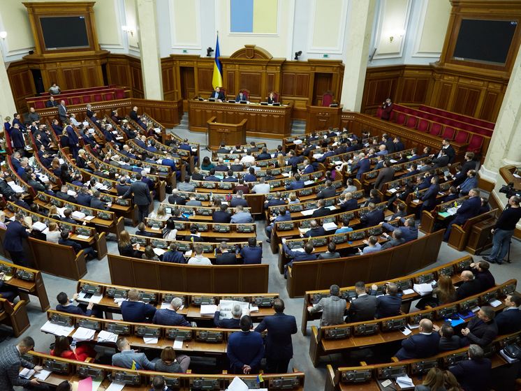 Рада приняла законопроект о разделении политических должностей и госслужбы