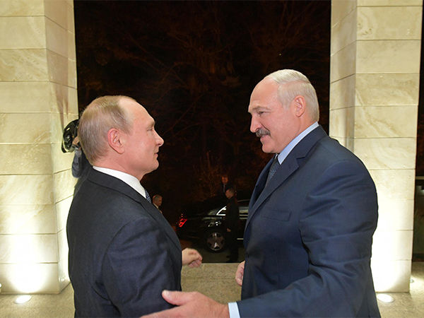 ﻿Після п'ятигодинних перемовин Лукашенко виїхав із резиденції Путіна без заяв для журналістів