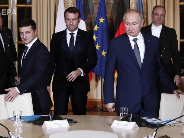 ﻿Зеленський і Путін обмінялися рукостисканнями перед зустріччю лідерів "Нормандської четвірки" – Пєсков