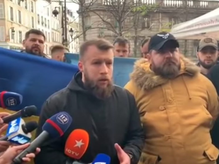 Активисты “Нацкорпуса” в Париже призвали Зеленского не идти на уступки Путину