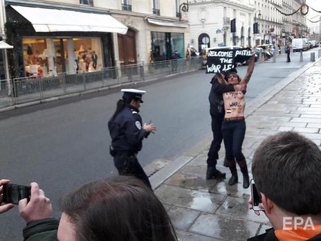 Активисткам Femen не дали провести акцию у Елисейского дворца в Париже