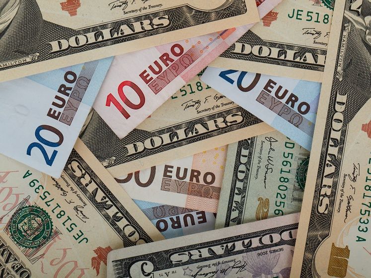 Курс гривны к доллару и евро не изменился