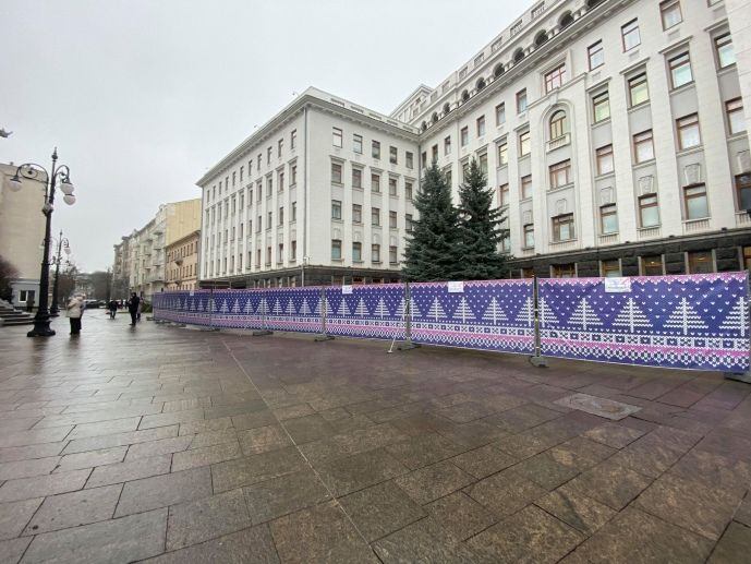 Во дворе Офиса президента в Киеве строят каток