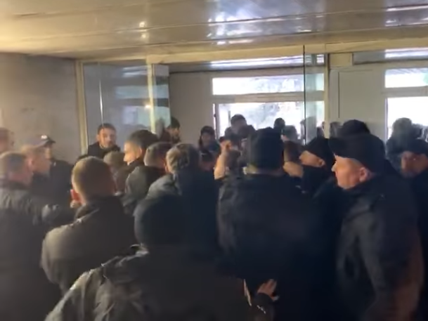 Во Львове активисты штурмом ворвались на заседание горсовета