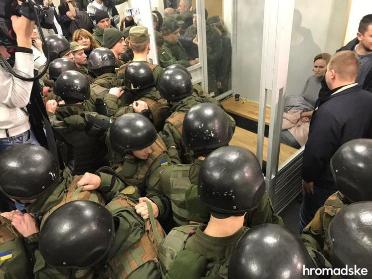 Силовики штурмовали зал суда, чтобы вывести из него фигурантку дела об убийстве Шеремета Кузьменко