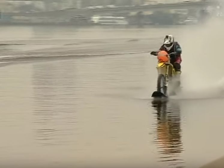 ﻿Український каскадер перетнув річку Дніпро на мотоциклі. Відео