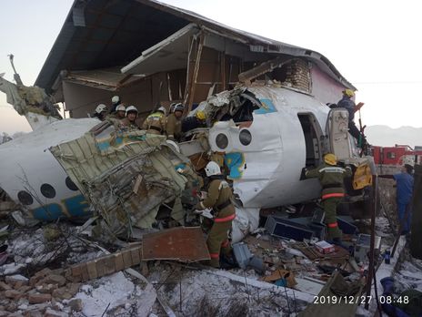 В Казахстане упал пассажирский самолет, 14 погибших