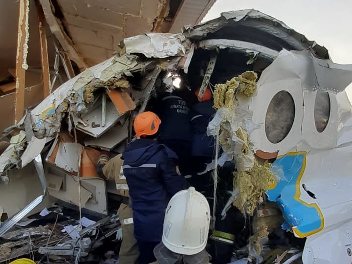 Двое украинцев, которые были на борту потерпевшего крушение в Казахстане самолета, госпитализированы с травмами – МИД Украины