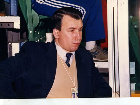 Заступник керівника збірної команди СРСР із хокею майор КДБ Володимир Попов перед входом на лаву запасних під час матчу СРСР Канада на Calgary Cap у 1987 році