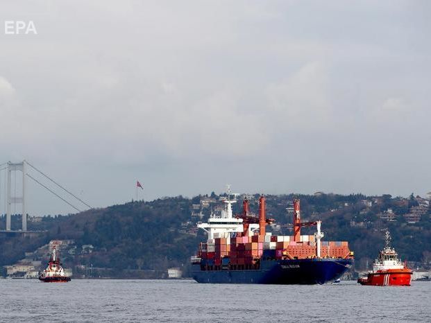 ﻿У Стамбулі в набережну врізався контейнеровоз, що прямував з Одеси