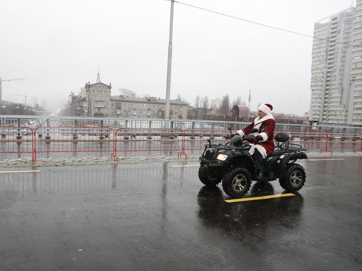 Кличко в костюме Деда Мороза на квадроцикле открыл движение по Шулявскому мосту. Видео