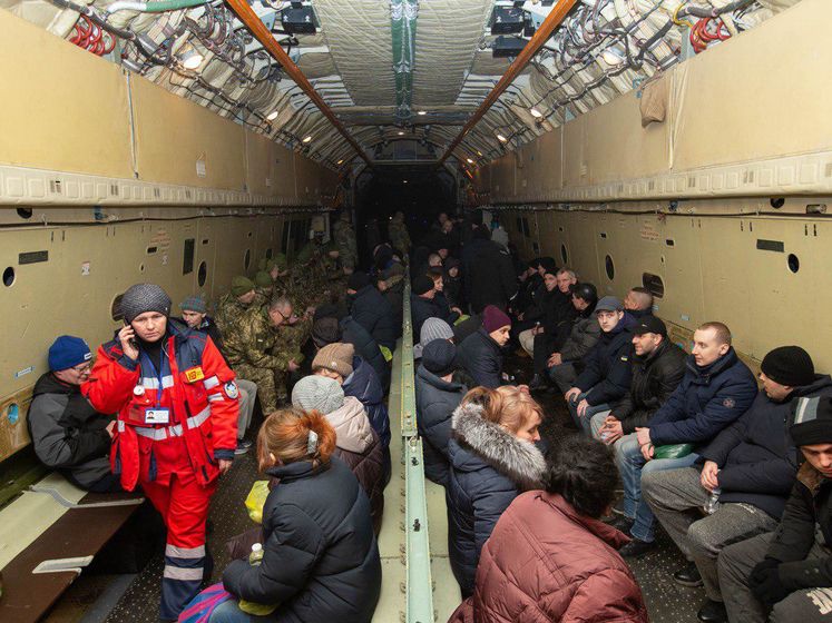 Самолет с освобожденными из ОРДЛО украинцами вылетел в Борисполь &ndash; Офис президента