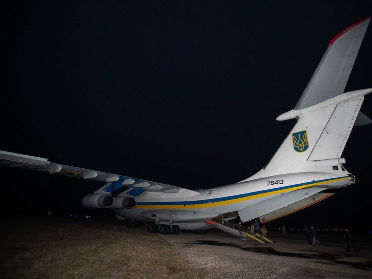 Самолет с украинцами, которых освободили из ОРДЛО, сел в Борисполе