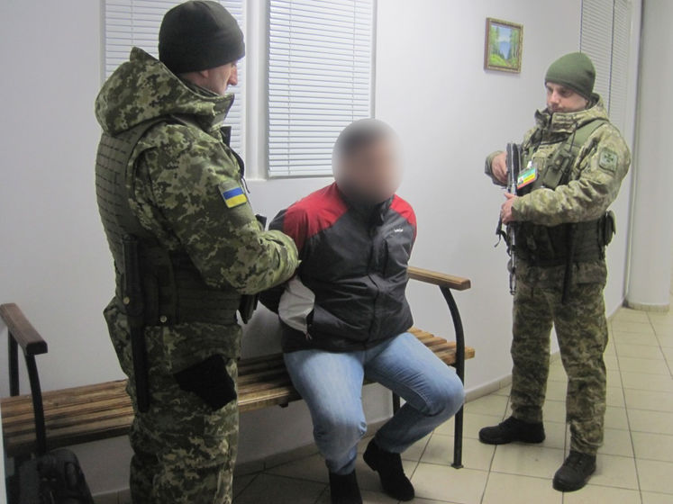 Українські прикордонники затримали на кордоні двох чоловіків, які перебувають у розшуку