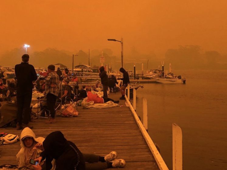 ﻿Жителі австралійського міста опинилися в пастці на пляжі через наближення пожежі