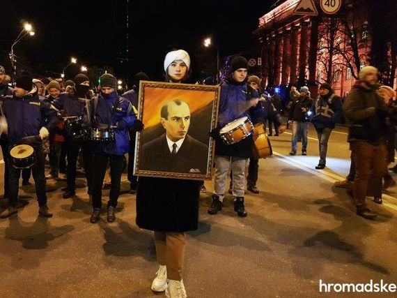 ﻿У Києві на смолоскипний хід на честь Бандери вийшло приблизно дві тисячі людей, поліцейські посилили заходи безпеки