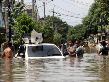До 26 увеличилось количество жертв в результате наводнения в Индонезии. Фоторепортаж