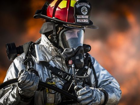 ﻿У США пожежники сфотографувалися на тлі охопленого вогнем будинку