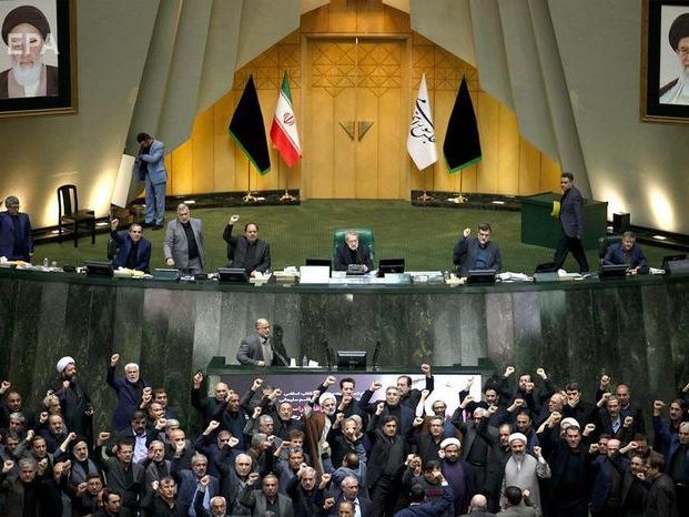 В Иране парламентарии скандировали на заседании "Смерть Америке". Видео