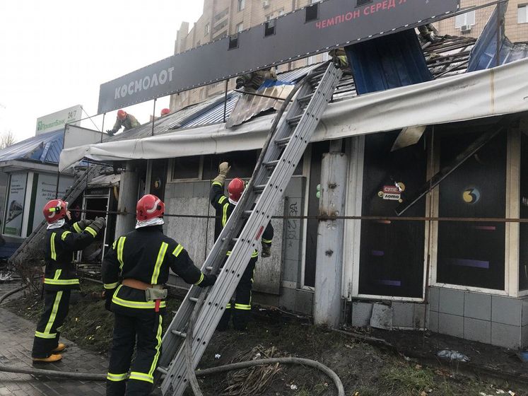 В Киеве горело здание неработающего зала "Космолот"