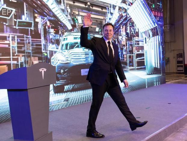 Маск станцевал в честь старта продаж первых китайских Tesla. Видео