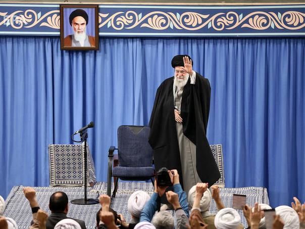 Верховный лидер Ирана назвал "пощечиной" иранские атаки на базы США в Ираке