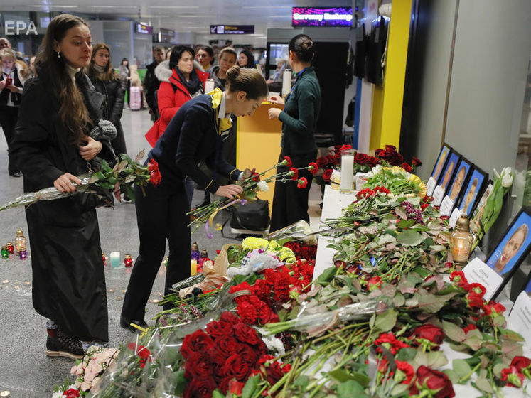 ﻿Люди несуть квіти в аеропорт "Бориспіль", щоб ушанувати пам'ять загиблих в авіакатастрофі в Ірані. Відео