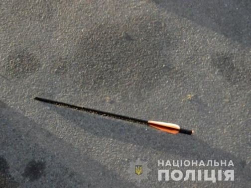 Неизвестные ранили сотрудницу Бориспольского горсовета стрелой из арбалета