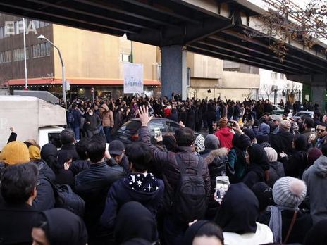 Во время протестов в Иране на несколько часов задерживали британского посла