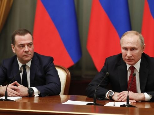 "Медведева слили, Путин расчистил место для преемничка". Соцсети обсуждают отставку правительства России