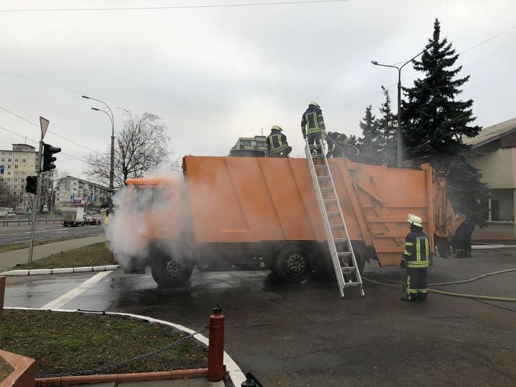 В Киеве водитель мусоровоза, на котором произошло возгорание, сам приехал к пожарным