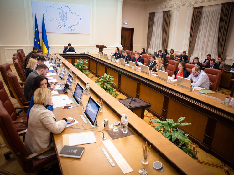 Кабмин Украины опубликовал зарплаты членов правительства за 2019 год