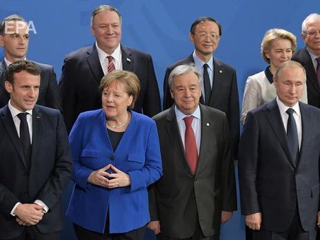 Путін (на фото крайній праворуч у першому ряду) прийшов на фотознімання одним з останніх