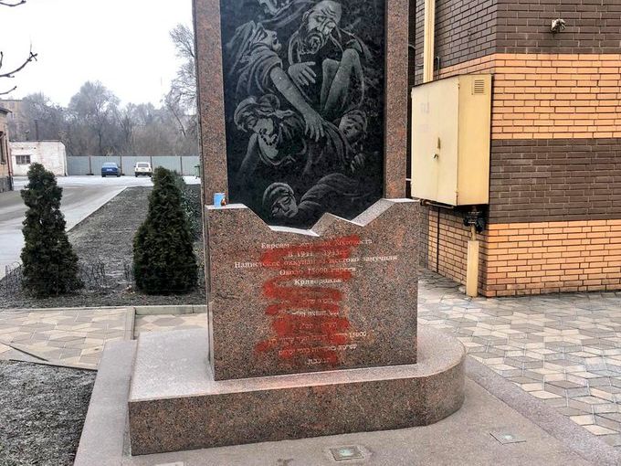 Личность мужчины, повредившего памятник жертвам Холокоста в Кривом Роге, установлена, но он не задержан