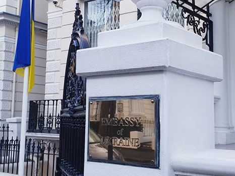 ﻿Посольство України заявило, що Лондон не дав "чіткої відповіді" на запитання про тризуб у посібнику з боротьби з екстремізмом