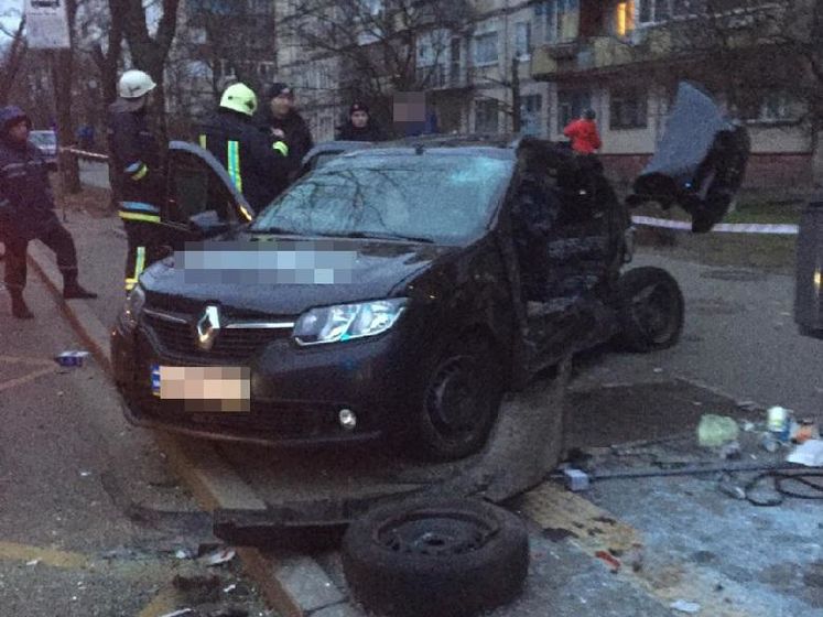 ﻿У Києві водій Renault в'їхав у зупинку, один загиблий, двоє травмованих