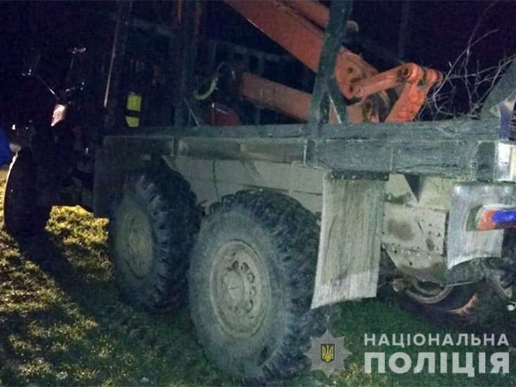 ﻿У поліції Хмельницької області заявили, що під час затримання "чорних" лісорубів постраждав дільничний