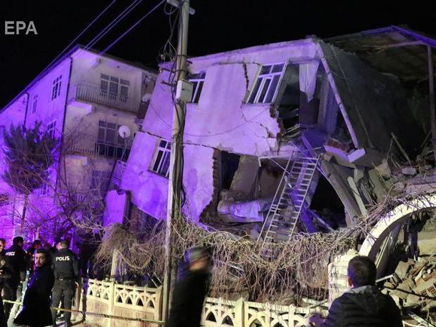 В Турции произошло землетрясение магнитудой 6,8, погибло минимум 15 человек
