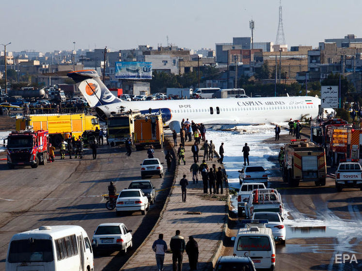 В Иране пассажирский самолет после приземления выкатился на шоссе