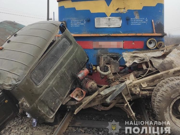 В Закарпатье поезд протаранил грузовик, есть погибшие