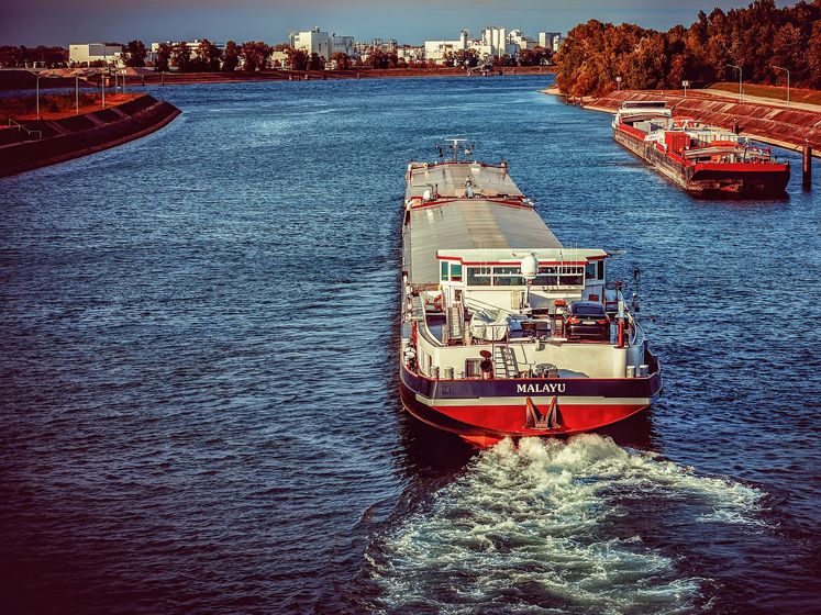 В Болгарии украинское судно заблокировало движение кораблей