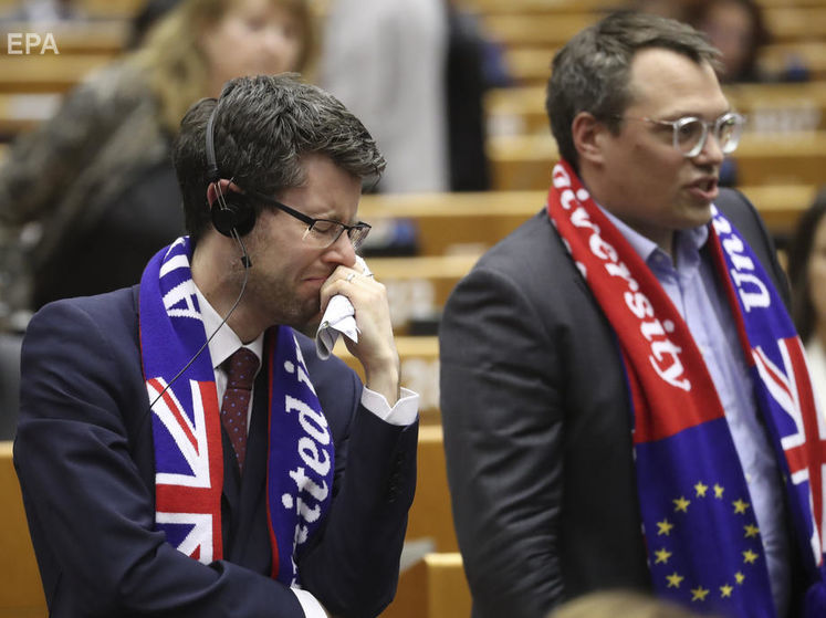 Слезы и аплодисменты. Как депутаты Европарламента отреагировали на решение по Brexit. Видео