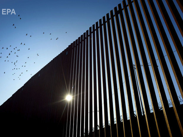 Через сильний вітер упала частина "стіни Трампа" на кордоні США та Мексики