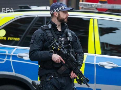 ﻿У чоловіка з ножем, якого застрелили в Лондоні, був муляж вибухового пристрою – поліція