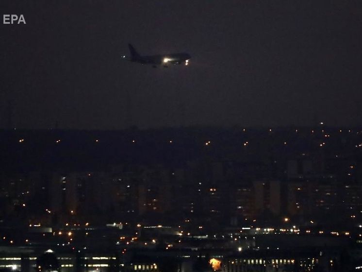 Boeing 767 приземлился в Мадриде с поврежденным двигателем. Видео