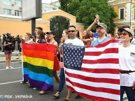 Йованович (крайняя справа) посетила марш ЛГБТ в 2018 году