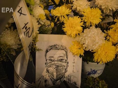В Китае несут цветы к клинике доктора, который одним из первых сообщил о новом коронавирусе и был наказан полицией. Фоторепортаж
