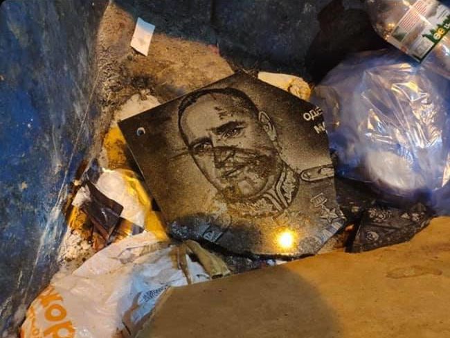﻿В Одесі прихильники Шарія намагалися повісити нову пам'ятну дошку Жукову, але вона "впала і розбилася" – активіст